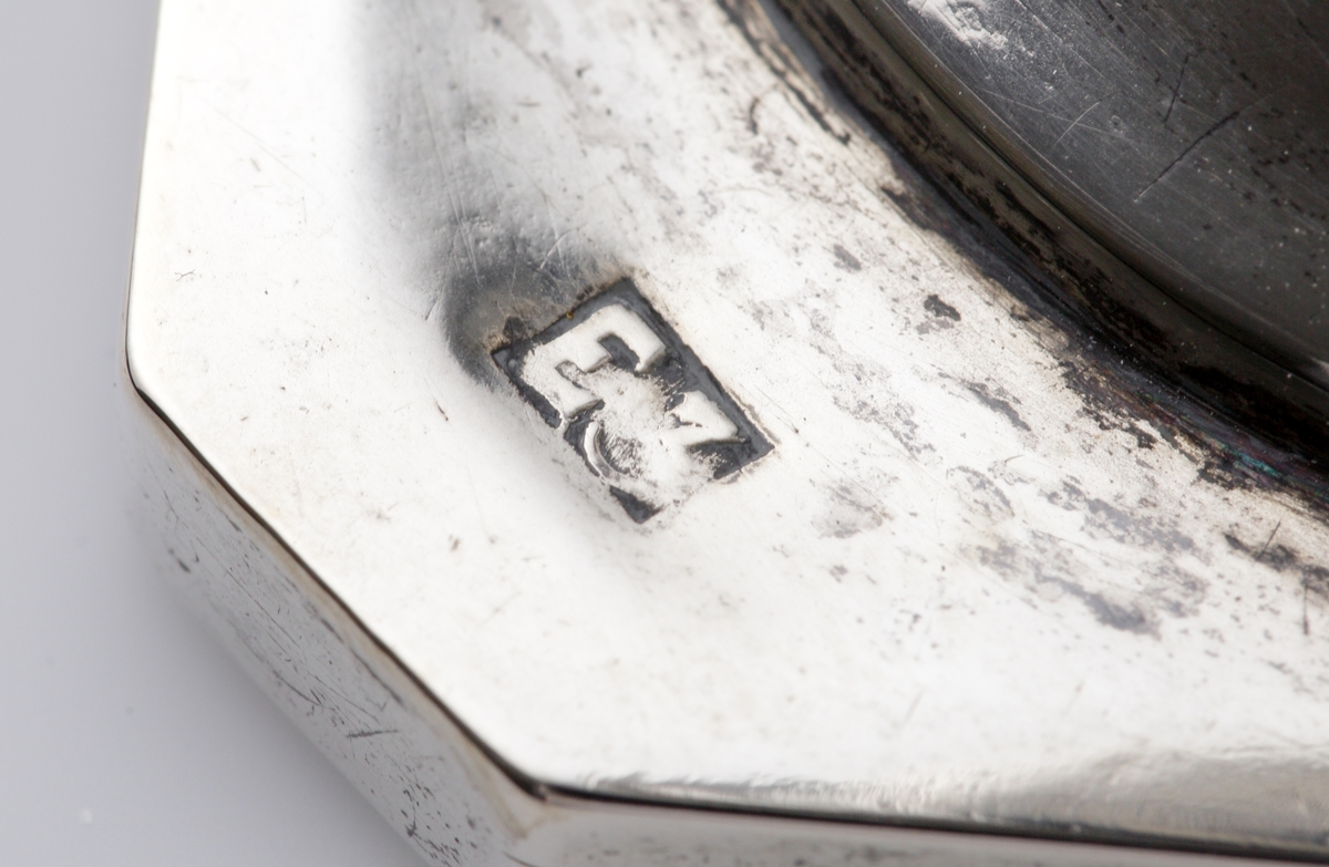 Supkalk i silver.
Enkel modell på fyrkantig fot med avfasade hörn. Stämplar undertill (i alla fyra hörn).