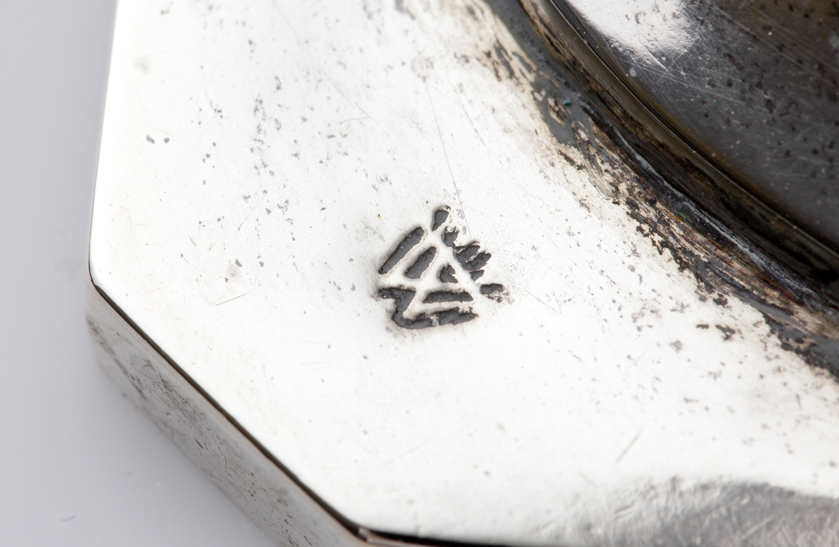 Supkalk i silver.
Enkel modell på fyrkantig fot med avfasade hörn. Stämplar undertill (i alla fyra hörn).