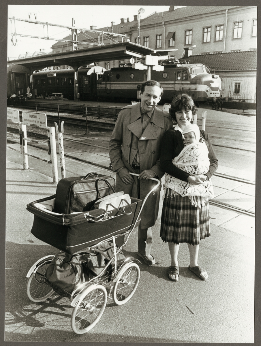 Rudolf med frun Margareta och sonen Magnus från Strängnäs på väg till Helsingborg i väntat på Eskilstuna Centralstation. Bakom paret ses Statens Järnvägar, SJ Ra 987 "Rapid 3".