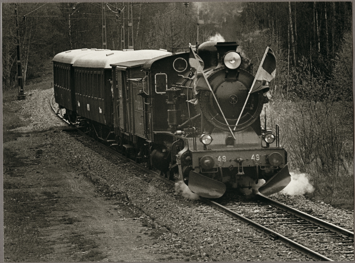 Bild från kungaparets Eriksgata i Dalarna 1983 med Trafikaktiebolaget Grängesberg - Oxelösunds Järnvägar, TGOJ M3 49.