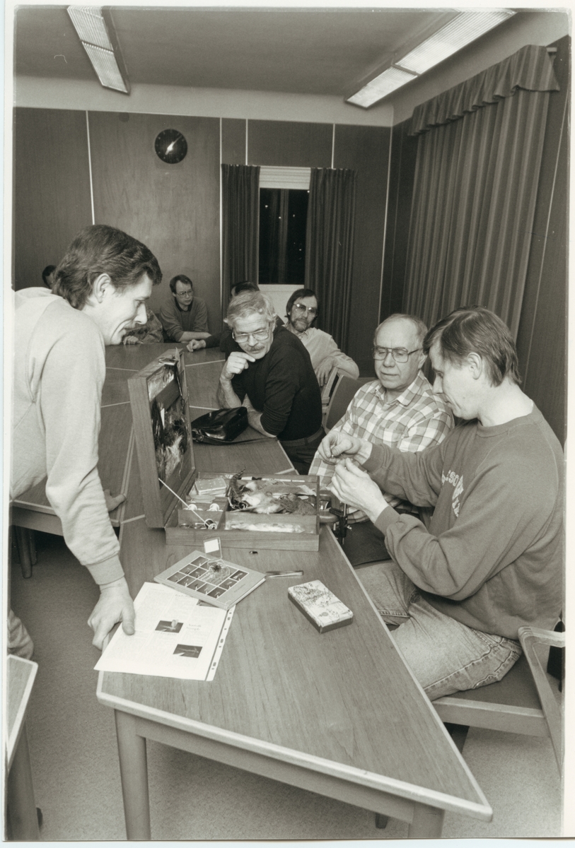 Roland Holmgren har kurs i flugfiske för medlemmarna i Järnvägens idrotts förening, JIF i Eskilstuna, från vänster: Arne Eriksson, Hans Eriksson och Bengt Bäckman 1987.