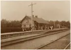 Stinsen C V Ekholm tillsammans med resenärer, Bångbro station, 1904.