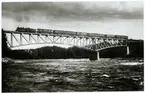 Ostkustbanan OKB, lok på Järnvägsbro över Indalsälven vid Bergeforsen.