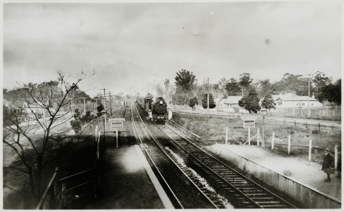 New South Wales Government Railways, NSWGR C36 ånglok med persontåg i Westmead.