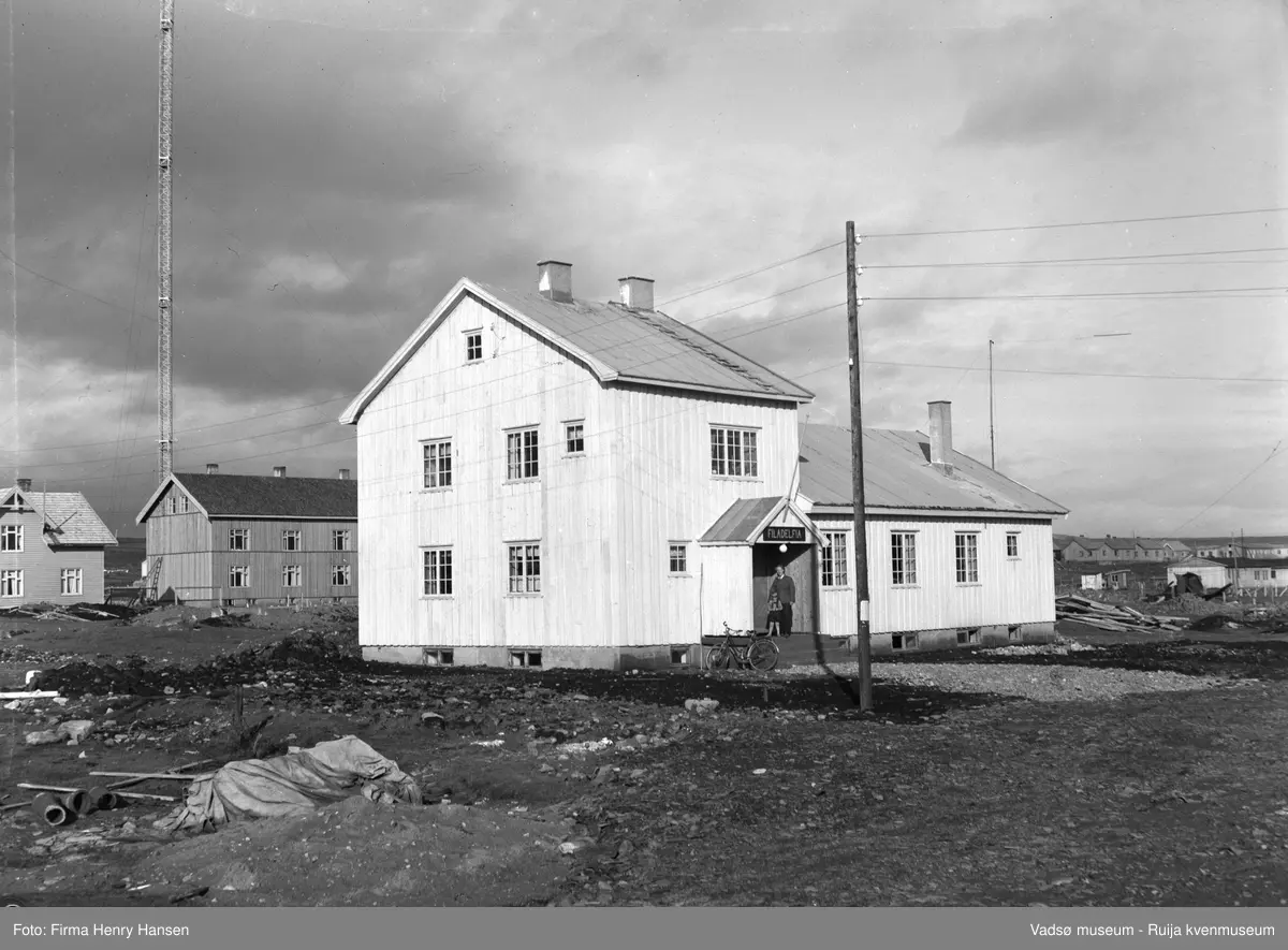 Filadelfia, Vadsø 1951.Bedehuset Filadelfia i Vadsø.  Bildet er tatt fra Idrettsveien mot nordøst.Radiomasta til venstre i bildet. Til høyre i bildet brakker og gjenreisningshus.