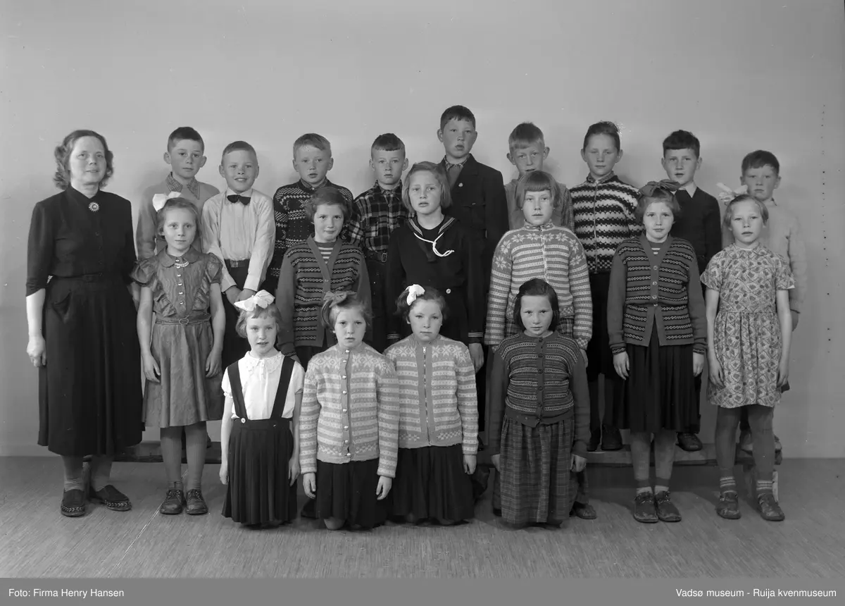 Vadsø 1955. Folkeskoleklasse 3A. Lærer Borghild Olsen. Elever; 1.rekke foran fra venstre: Else Pettersen, Solveig Methi, Ruth Methi, Margrethe Roska. 2.rekke fra venstre: Lill-Jorun Aronsen, Else Rimala, Reidun Bohinen, Liv Johanne Andreassen, Kari Rimala, Unni Meggelæ. 3.rekke fra venstre: Hans Jakob Jervell, Per Larsen, Jan Arne Olsen, Ernst Korvanen, Bjørn Marki, Tor Gunnar Hansen, Harald Hellander, Rudolf Betten, Harry Larsen.