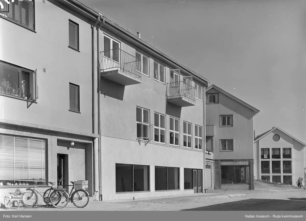 Vadsø 4.8.1960. Midt på bildet, Havnegata 3, ligger Frelsesarmeens lokaler. Til høyre (mot øst) er Ekviperingen, i bakgrunnen nåværende Banken, tidligere lokale for Øst-Finnmark sparebank.