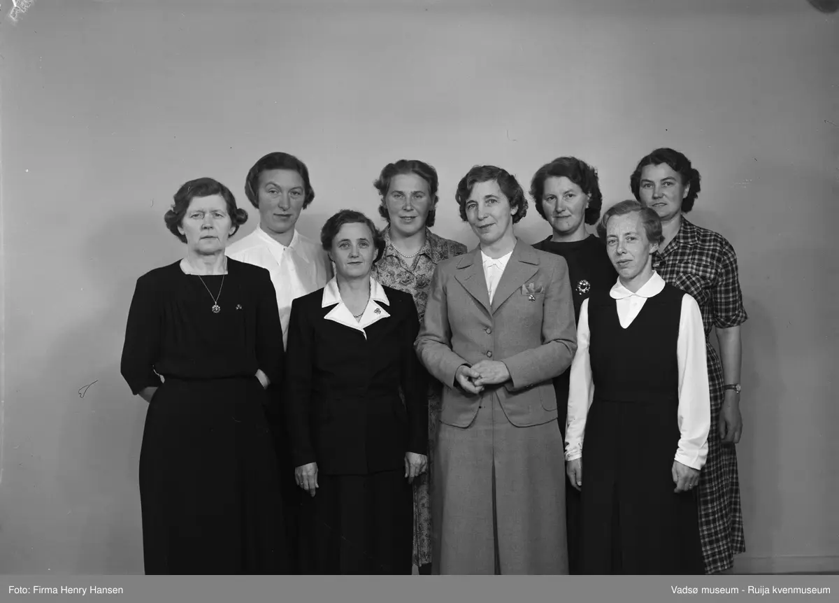 Sanitetsforeningen, Vadsø 1952. Styret i Sanitetsforeningen. 1. rekke: Fru Hofseth, Ruth Helfjord, Frida Gundersen, Fru Ånstad. 2.rekke; Amy Evanger, Lise ?, Fru Haldorsen, Pauline (Bølla) Stock.