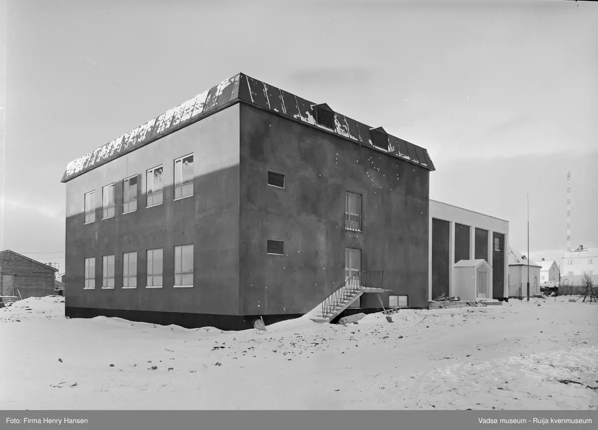 Vadsø Samfunnshus, 1956. Bildet er tatt fra Amtmannsgata mot nordvest. Samfunnhuset inneholdt bl.a også svømmehall, kino, basseng og bibliotek. I høyre billedkant skimtes Finnmarksbiblioteket og en av kringkastingsmastene.