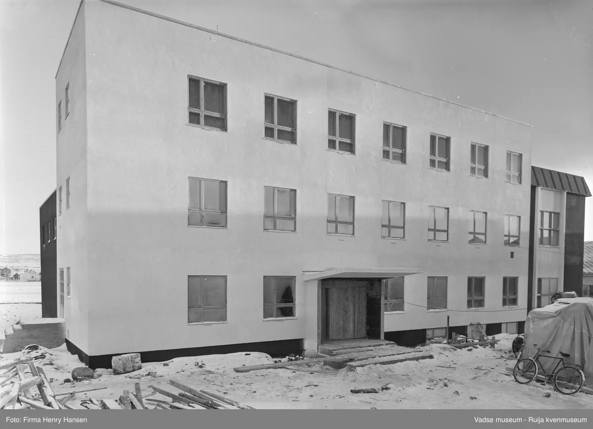 Vadsø Samfunnshus, 1956. Bildet er tatt mot øst. Samfunnshuset inneholdt bl.a også svømmehall, kino, basseng, bibliotek.