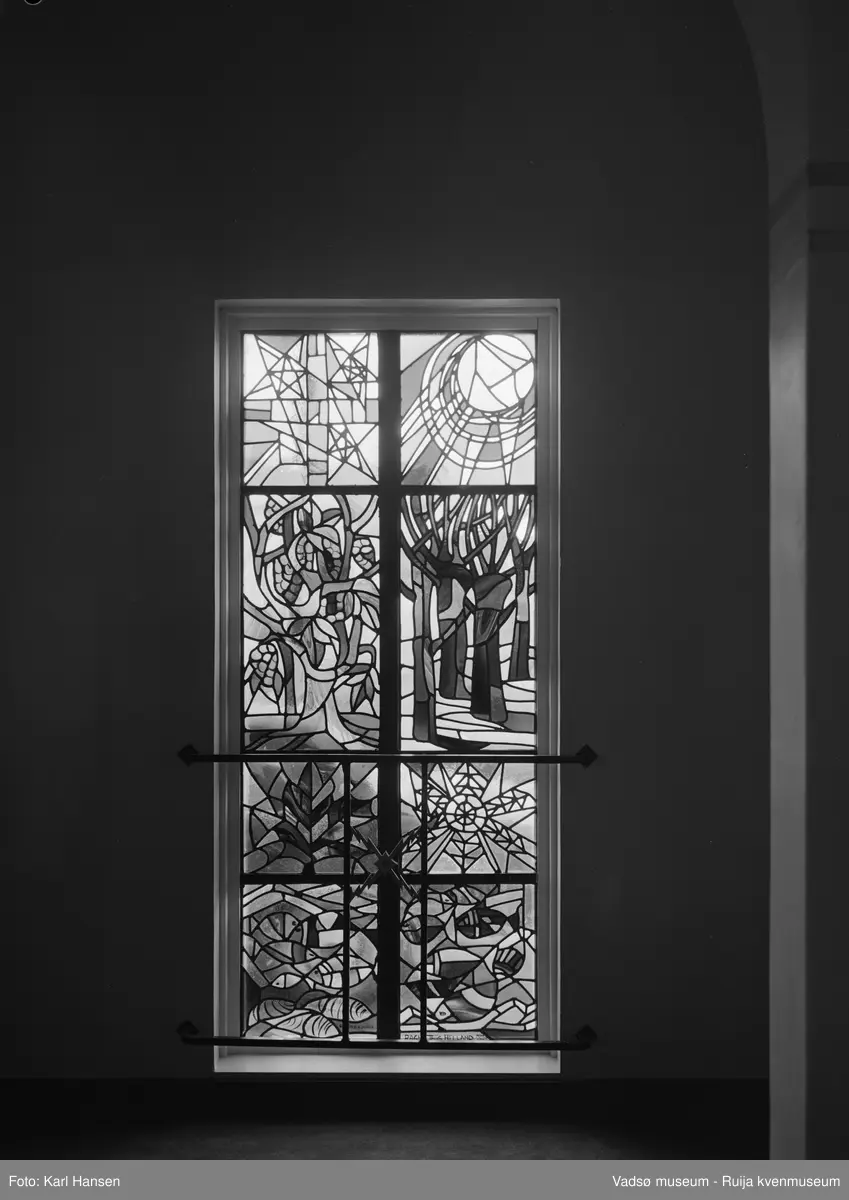 Vadsø kirke 16.7.1971, glasssmosikk i koret, laget av Ragna Thiis Helland.