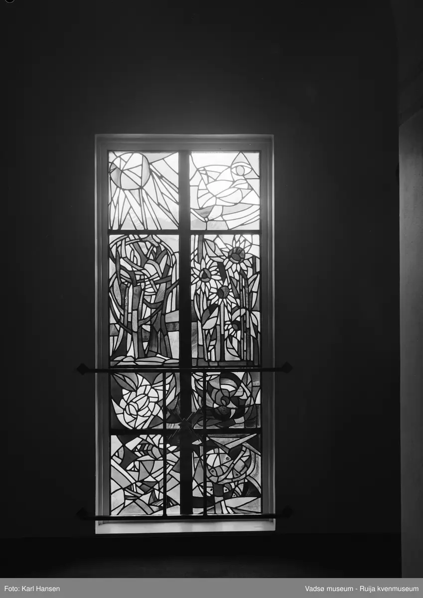 Vadsø kirke 16.7.1971. Glassmosaikk i koret, laget av Ragna Thiis Helland.