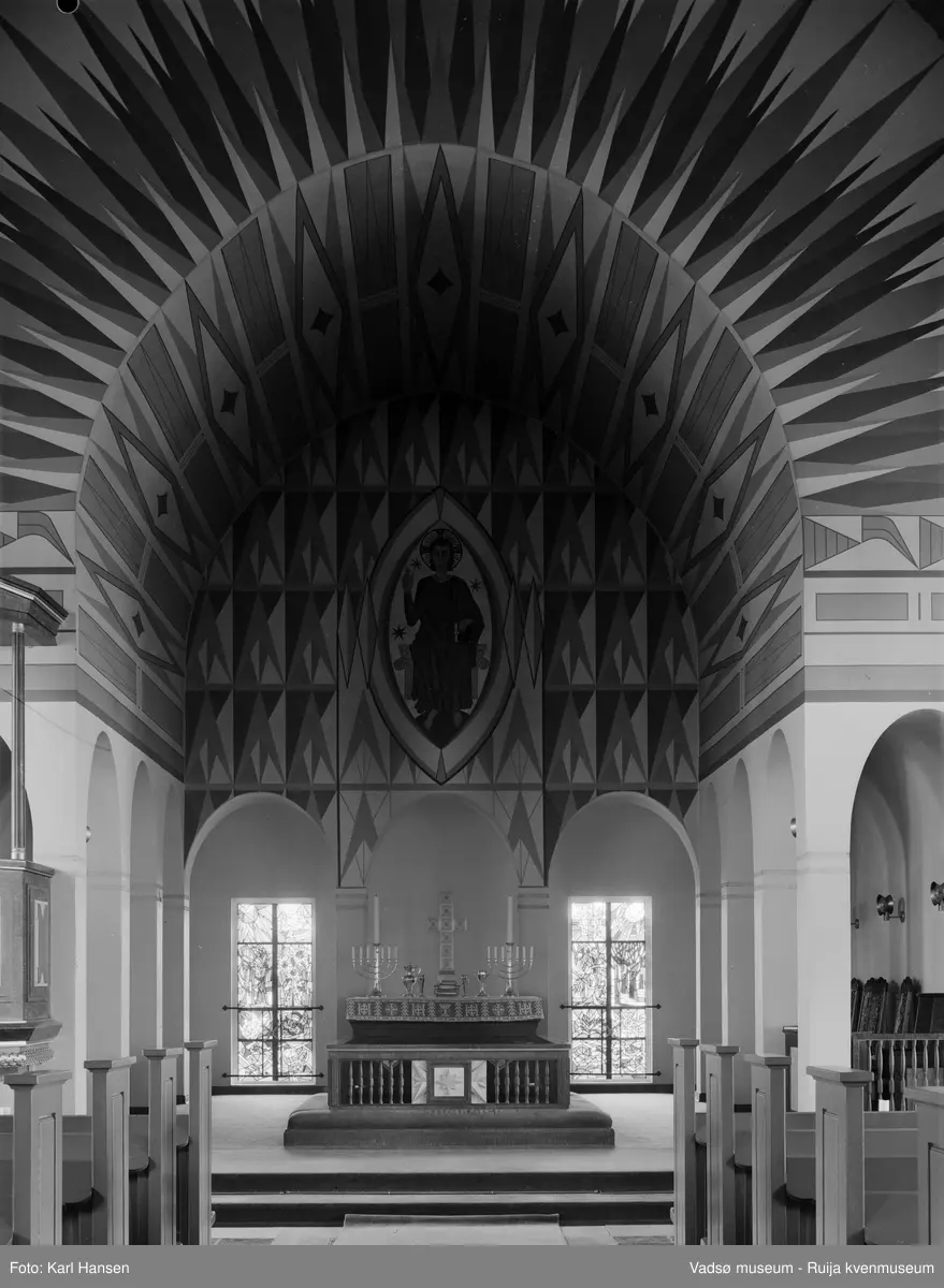 Vadsø kirke 16.7.1971, maleriet på alterveggen og glassmosaikk i koret. Maleriet er laget av av Greta Thiis,  glassmosaikken av Ragna Thiis Helland. 