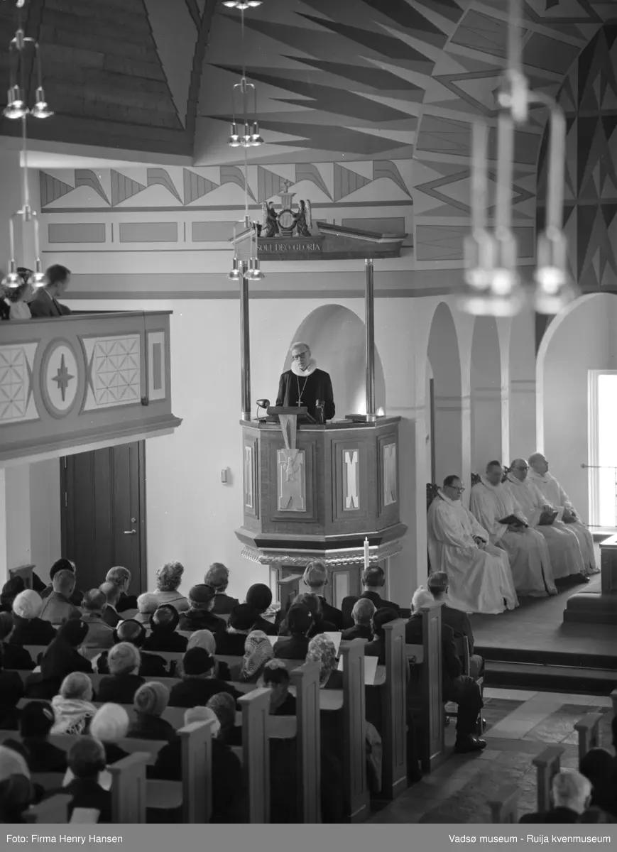 Vadsø kirke, gudstjeneste ved kirkeinnvielsen 30.mars 1958. Kirka ble vigslet av biskop Alf Wiig.