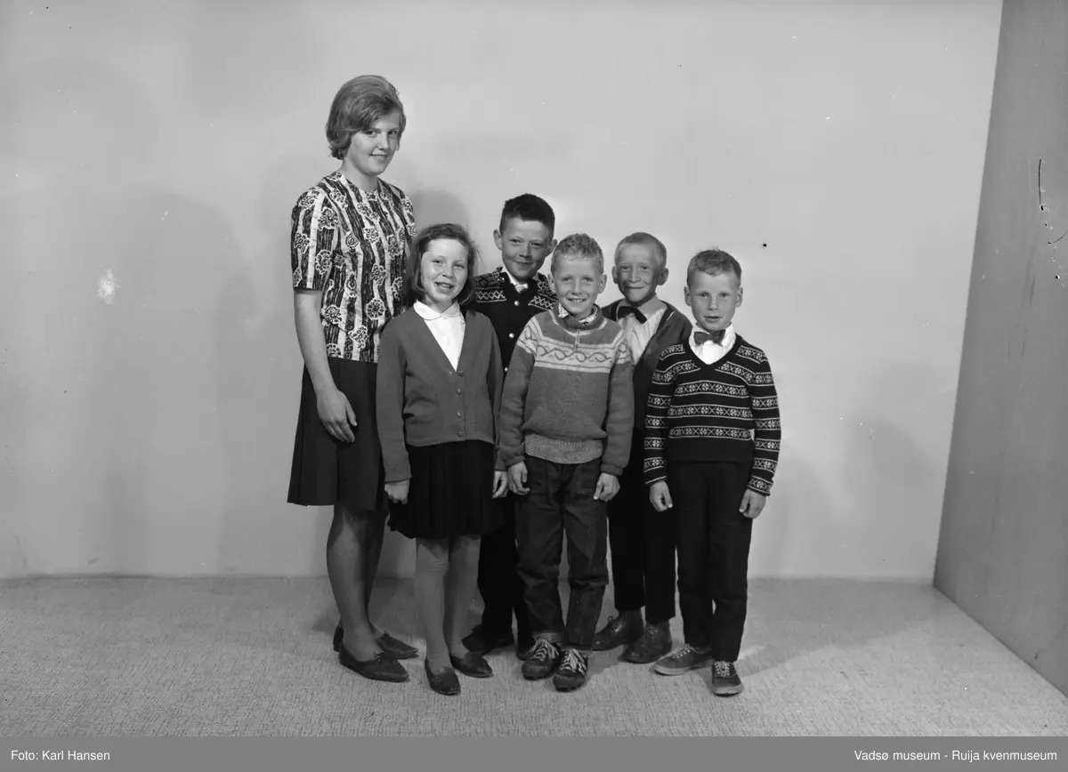 Gruppebilde av elever og lærer ved Salttjern småskole 6.6-1963.
