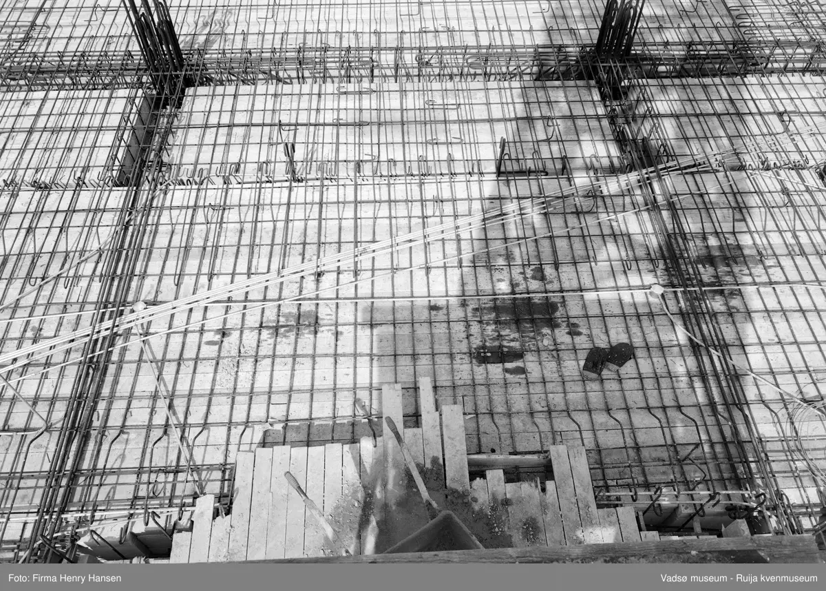 Forskaling under bygging av Vadsø kirke 12.6.1956.