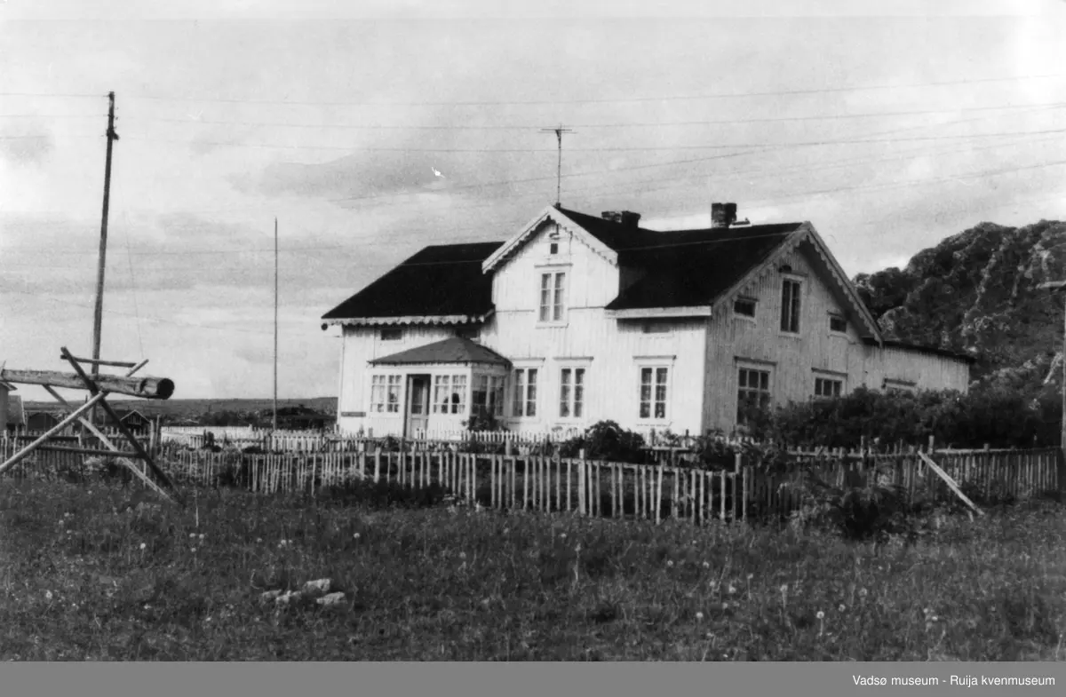 Hansenhuset,  hovedhuset i Væreieranlegget, Hamningberg. Væreieranlegget ble fredet i 1990. 