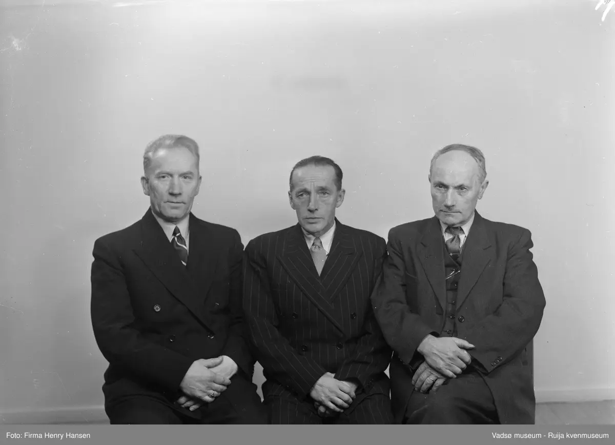 Forstanderskapet i Vadsø Sparebank, fra venstre Sigvald Nicodemusen, kontorsjef hos H.F. Esbensen,  Emil Matinahå og Erling Bjørgan, rektor ved Vadsø realskole.