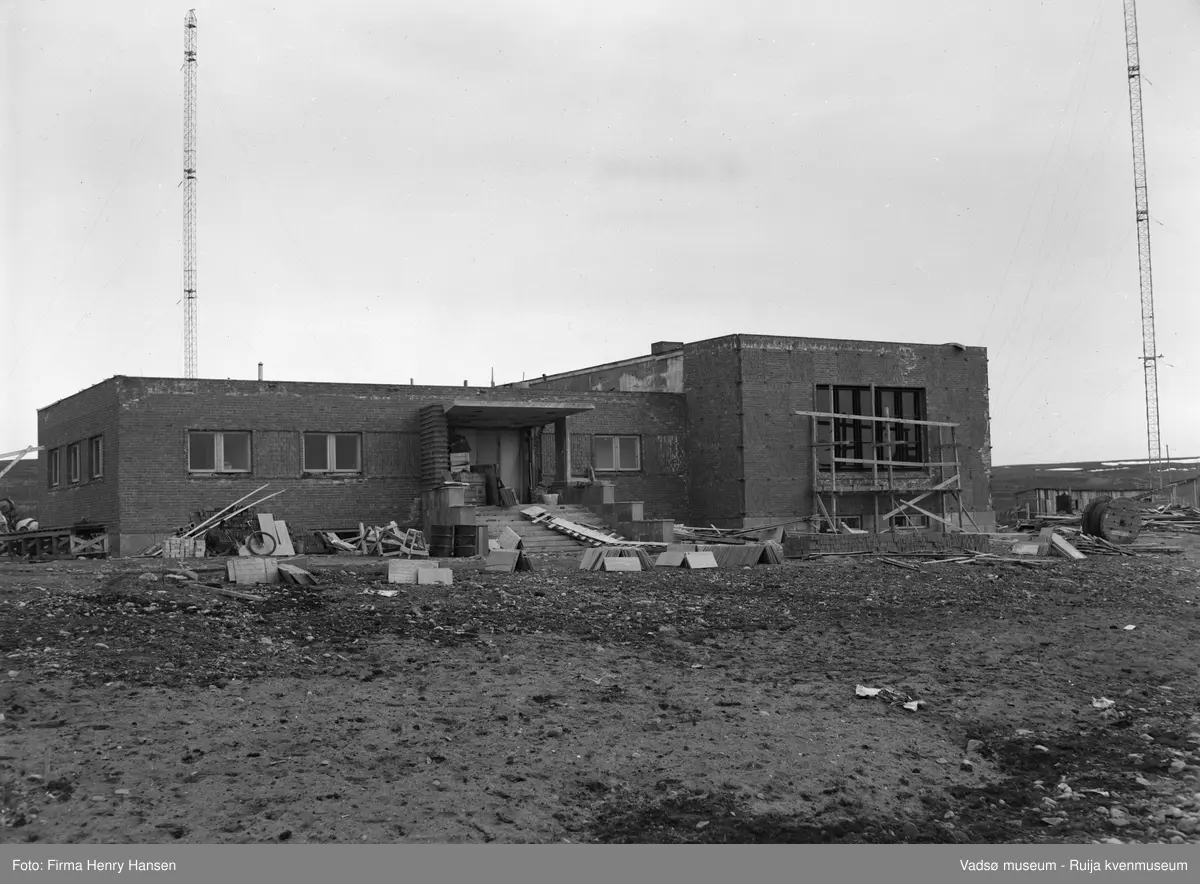 Finnmark Kringkasting, Vadsø. Finnmark kringkasting under oppføring i 1948-1949. Arkitekt MNAL Henrik Kjær. Bygget ble innviet 15.09.1949