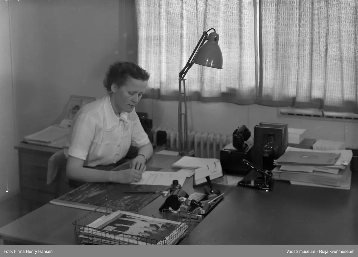 Finnmark Kringkasting, Vadsø, 1953. Programsekretær Anna Dahl Johnsen. 
Finnmark kringkasting oppført 1948-1949. Arkitekt MNAL Henrik Kjær. Bygget ble innviet 15.09.1949 
