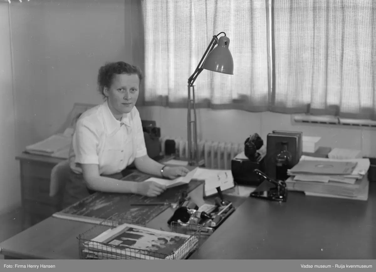 Finnmark Kringkasting, Vadsø, 1953. Programsekretær Anna Dahl Johnsen. 
Finnmark kringkasting oppført 1948-1949. Arkitekt MNAL Henrik Kjær. Bygget ble innviet 15.09.1949 
