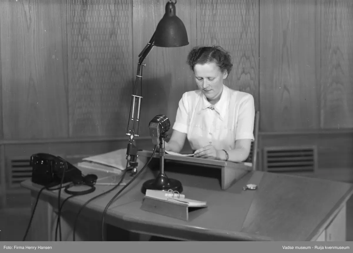 Finnmark Kringkasting, Vadsø, 1953. Programsekretær Anna Dahl Johnsen. 
Finnmark kringkasting oppført 1948-1949. Arkitekt MNAL Henrik Kjær. Bygget ble innviet 15.09.1949 
