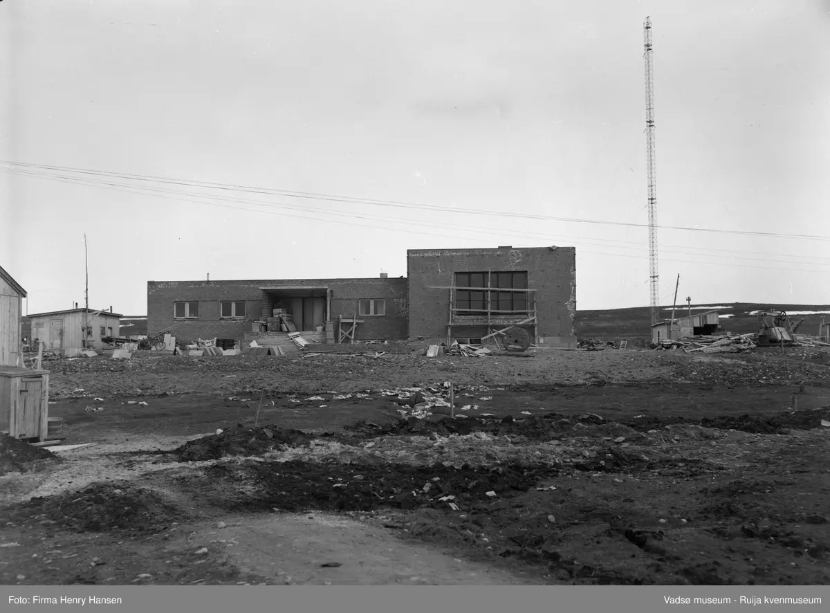 Finnmark Kringkasting, Vadsø.
 Finnmark kringkasting oppført 1948-1949. Arkitekt MNAL Henrik Kjær. Bygget ble innviet 15.09.1949 
