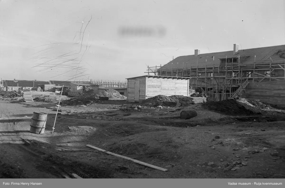 Telegrafen bygges i Vadsø i 1954. Arkitektene er Thv. og Henning Astrup.