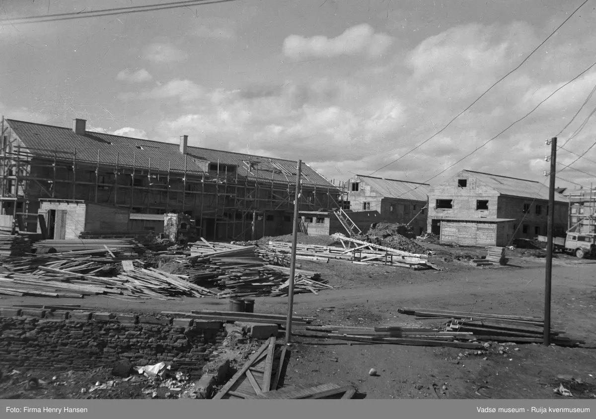 Telegrafen bygges i Vadsø i 1954. Arkitektene er Thv. og Henning Astrup.