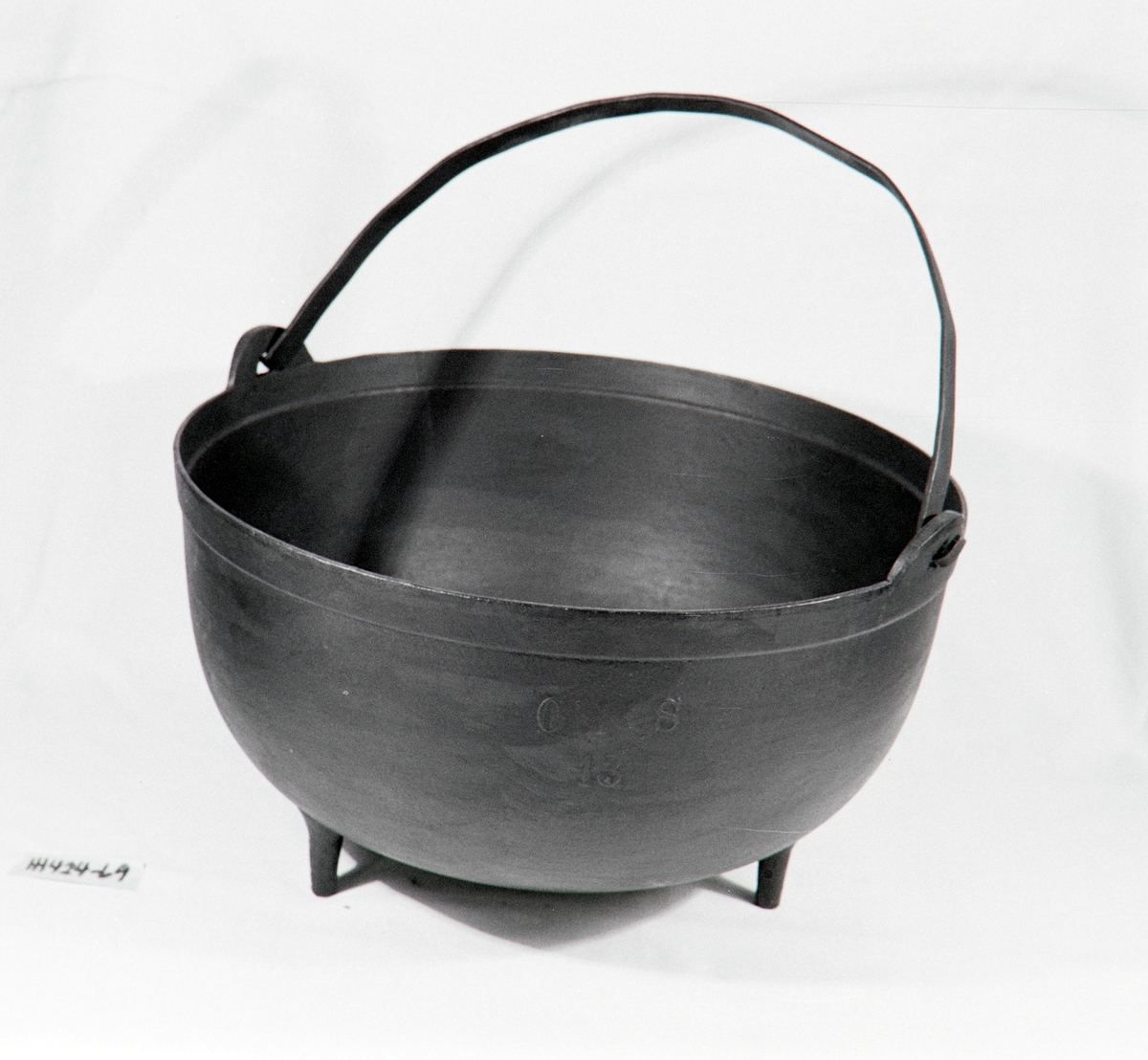 Form: 3 ben, flatsmidd, buet hankpåsatt ved museet
