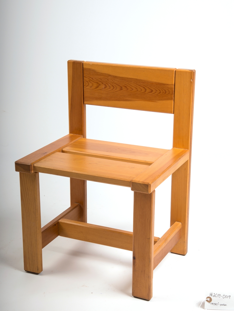 Barnestol designet av Edvin Helseth og produsert av Stange Bruk på Stange i Hedmark.