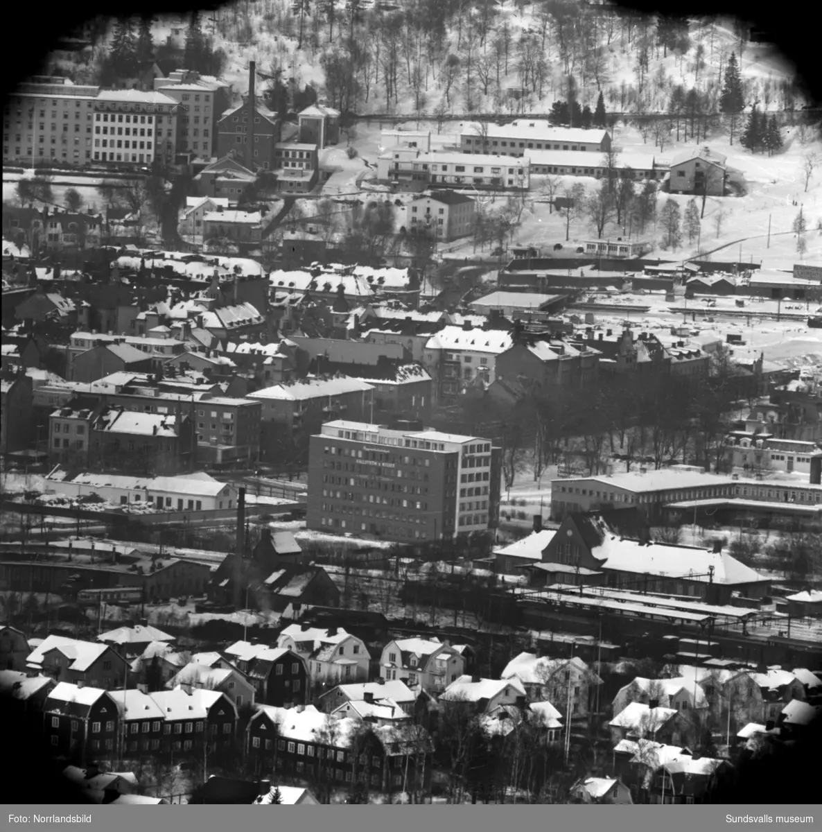 Vyer tagna från Södra berget mot norr. På första bygget syns bygget av nya Tivolibron. Andra bilden siktar mot Norrliden, Västergatan och Sanatoriet.