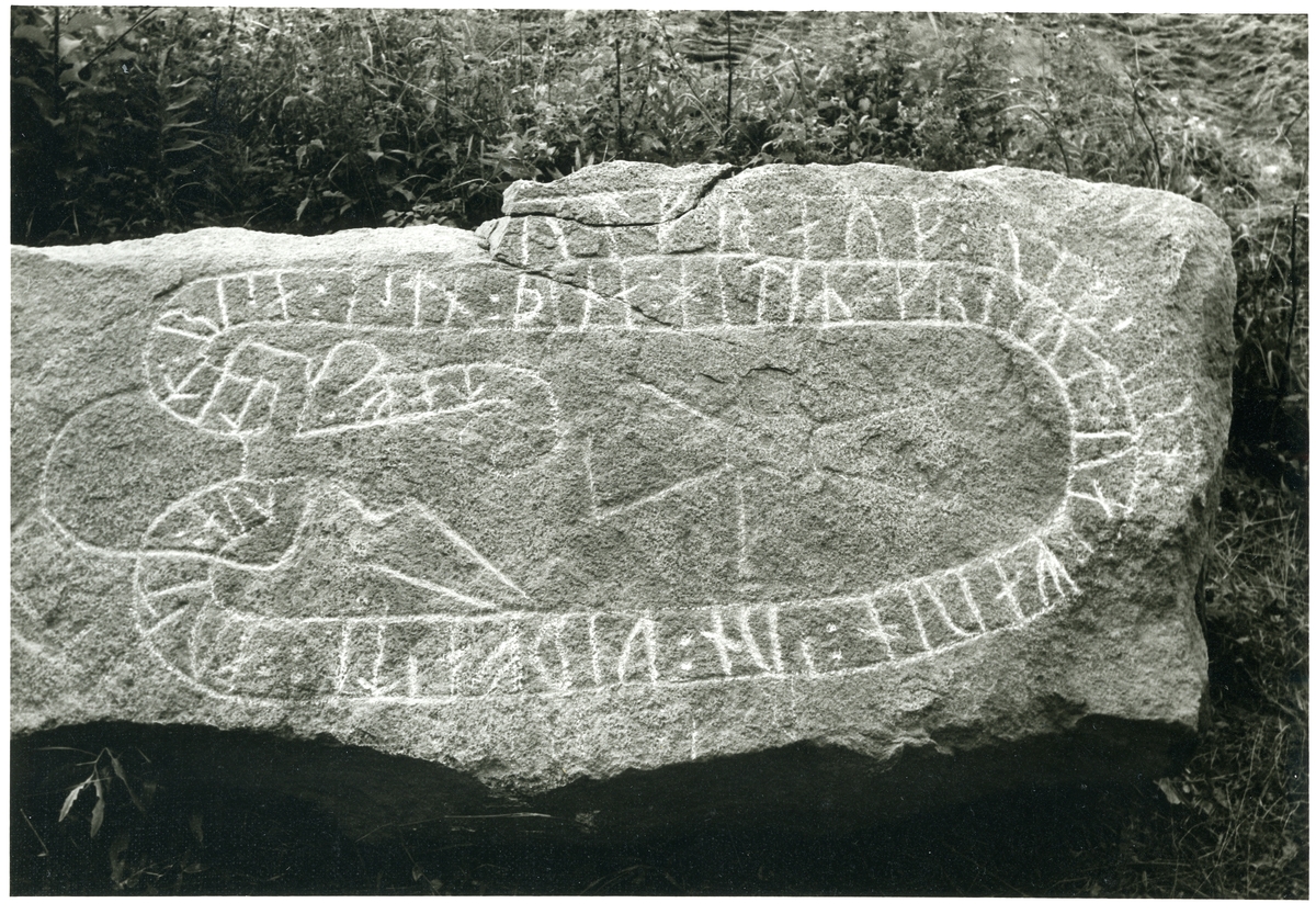 Hubbo sn, Jädra.
Närbild av runorna på runstenen i Jädra, 1986.