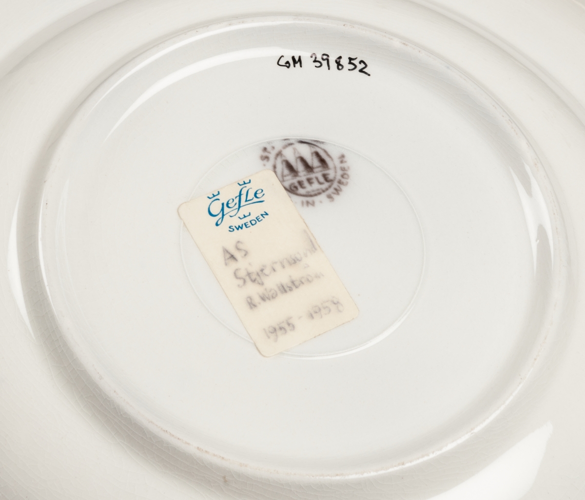 Djup tallrik, modell AS, dekor Stjärnsund. Koppargravyrtryck i mullbärsbrunt.
Vit massa med brun dekor av blomster.
Bård i godset längs brämet.