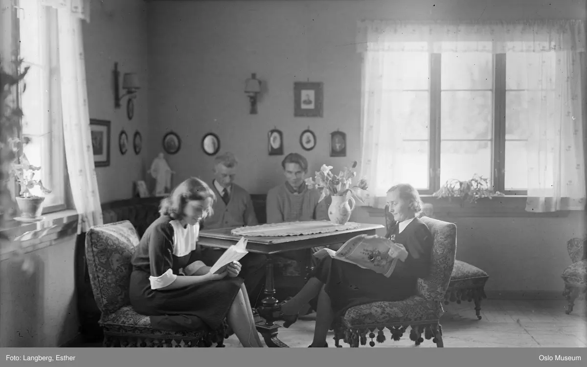 Sutterhol gård, bolighus, interiør, stue, kvinner, mann, lesning