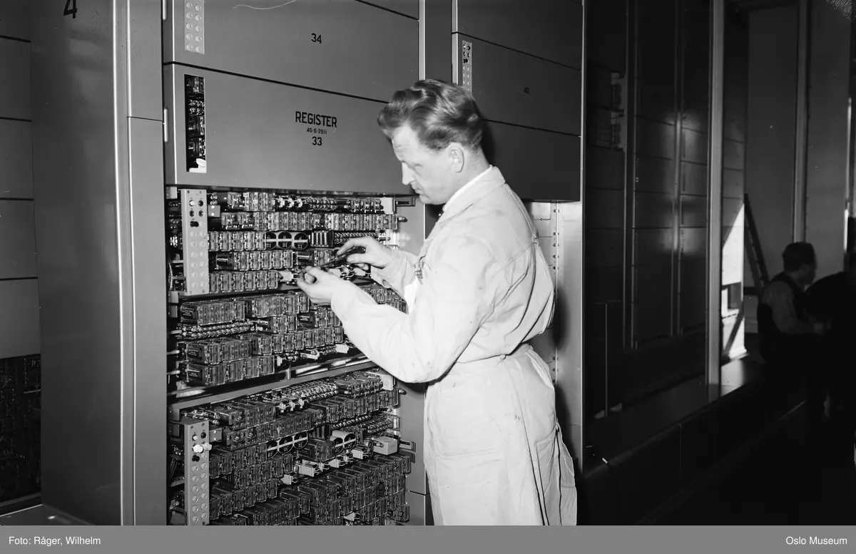Televerket, interiør, telefonsentral, mann, tekniker