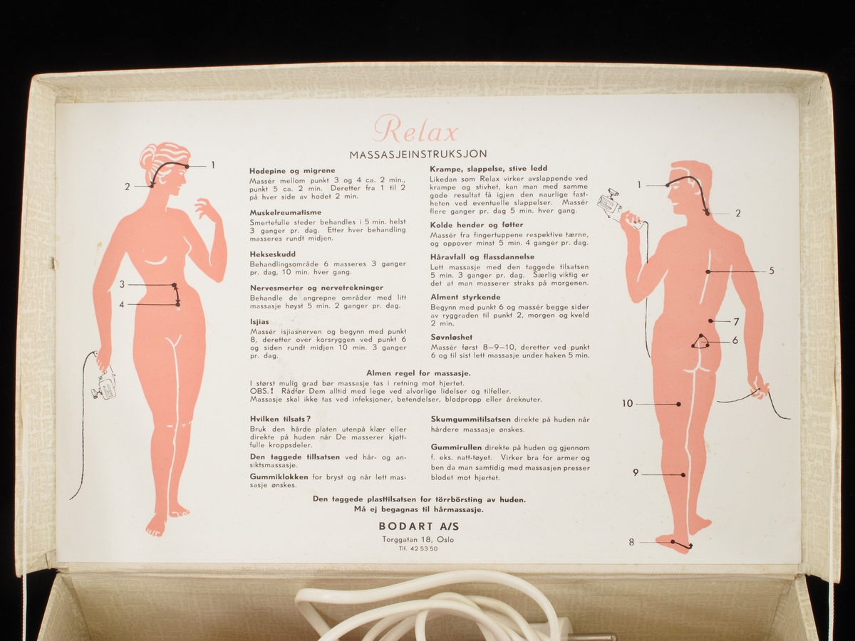 Eske med elektrisk massageapparat. Apparat i gulhvit plast. I alt 5 ulike redskaper.  Lokkets innside med bruksanvisning.