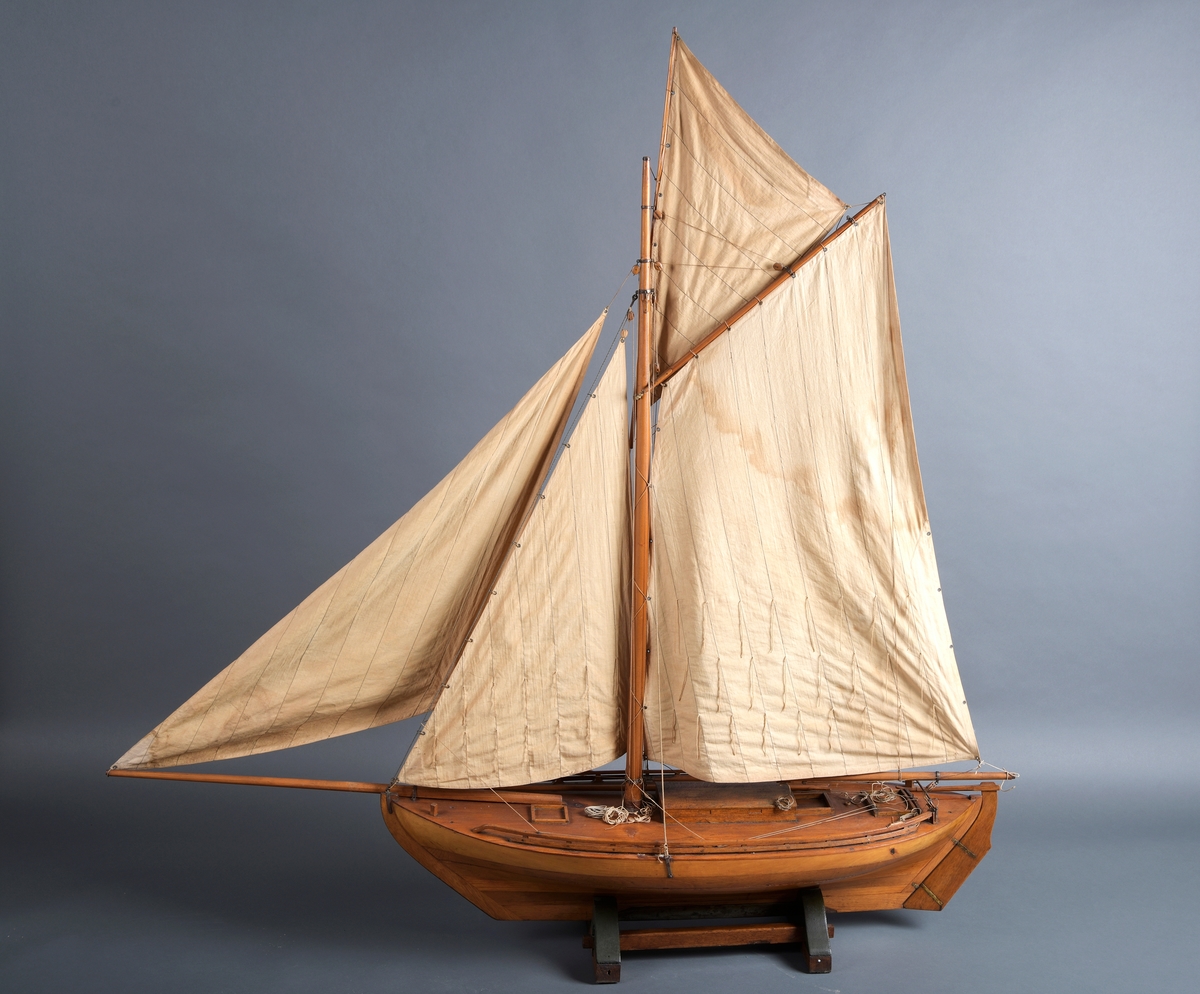 Hvalerskøyte. Av gran, furu og lauvtre (eik). Lakkert. Kompakt av 8 treplater limt oppå hverandre pluss kjøl. Jernskoning på midten av kjølen, rekkverk på dekket. Ror med rorkult, denne kan låses mellom pinner (en av messing foreligger) som kan stikkes ned i et tverrtre på dekket. Gaffelrigg med storsegl, fokk, klyver og toppsegl. Storseglbom forbundet via 2 blokker med en bøyle av jern bak på dekket. En tollegang på rekkverket på styrbord side forut og på babord side akter (3 av tollpinnene mangler). Segl av bomull, blokker av lauvtre, tauverk av bomull, fokkestag av stålwire. Avtagbar klyverbom. Dessuten en løs bom, i den ene enden formet for plassering inntil masta, i den andre enden en jernpigg. Båten står på et stativ av eik.