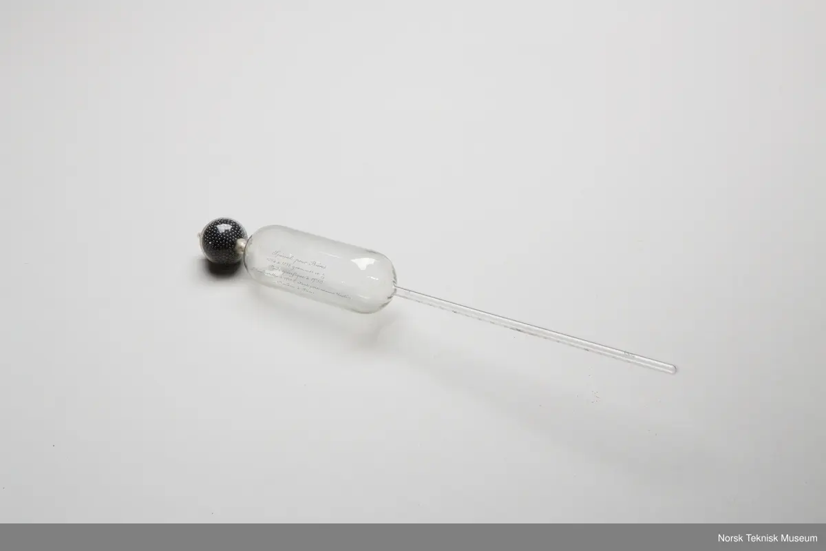 Brukt i ølproduksjon ved Ringens Bryggeri. Instrument i hylster.