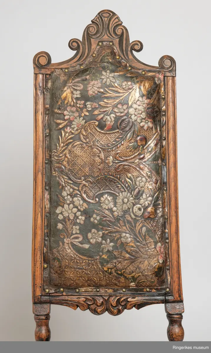 Gyldenlærstol fra 1740 gitt av Ellen Hals. Gyldenlæret har et blomstermotiv