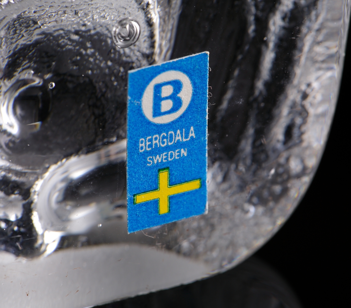 Ofärgat s.k. "Bergdalatroll".
Etikett: Blå botten med vit cirkel med ett "B", samt en svensk flagga och texten "BERGDALA SWEDEN".