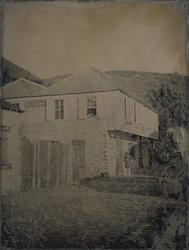 Man utanför bostadshus i Gustavia, Saint-Barthélemy. Två kvi