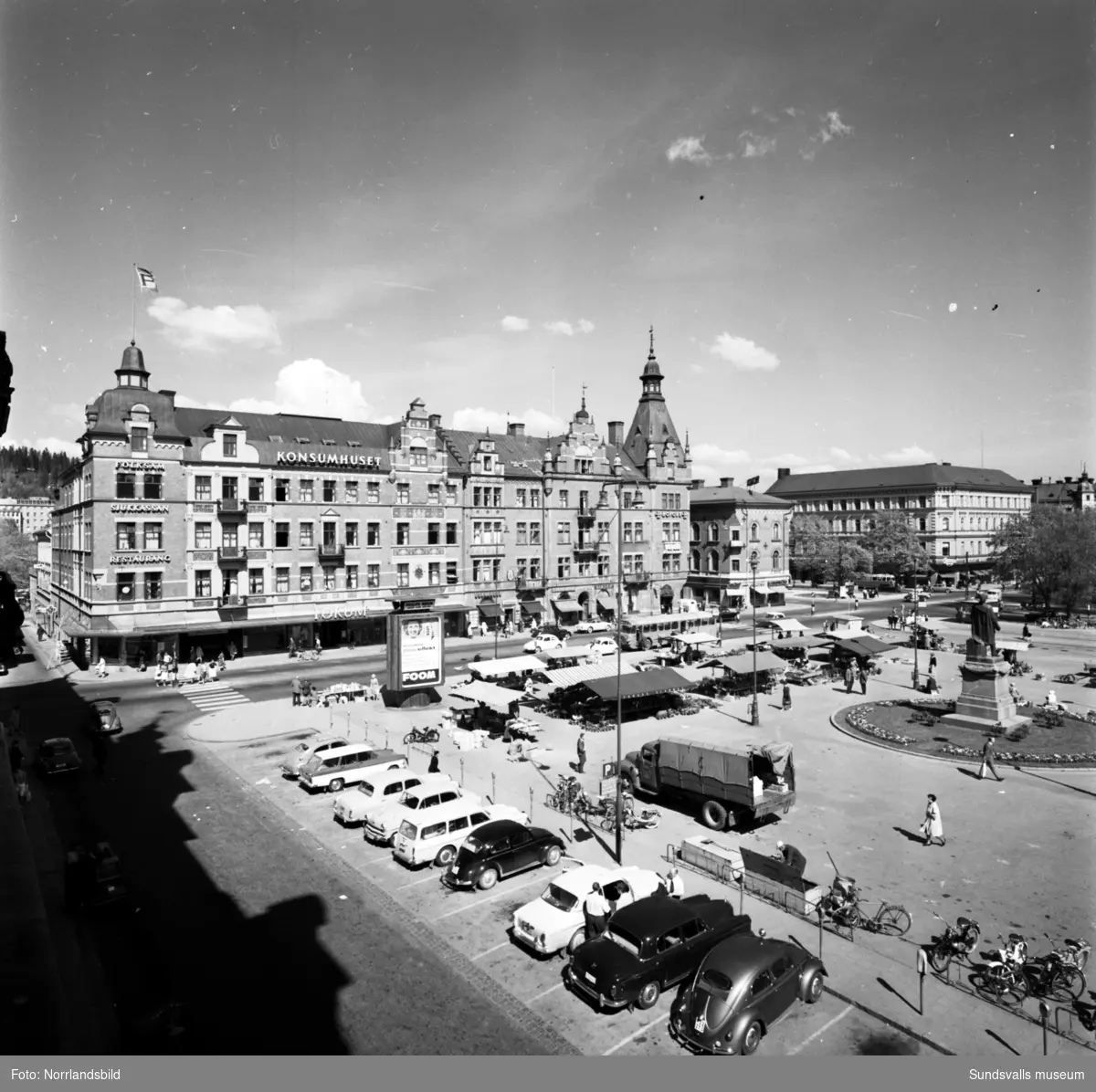 Översiktsbilder över Stora torget med omkringliggande byggnader fotograferat från Hirschska huset.