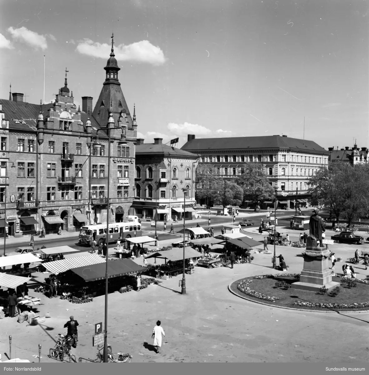 Översiktsbilder över Stora torget med omkringliggande byggnader fotograferat från Hirschska huset.