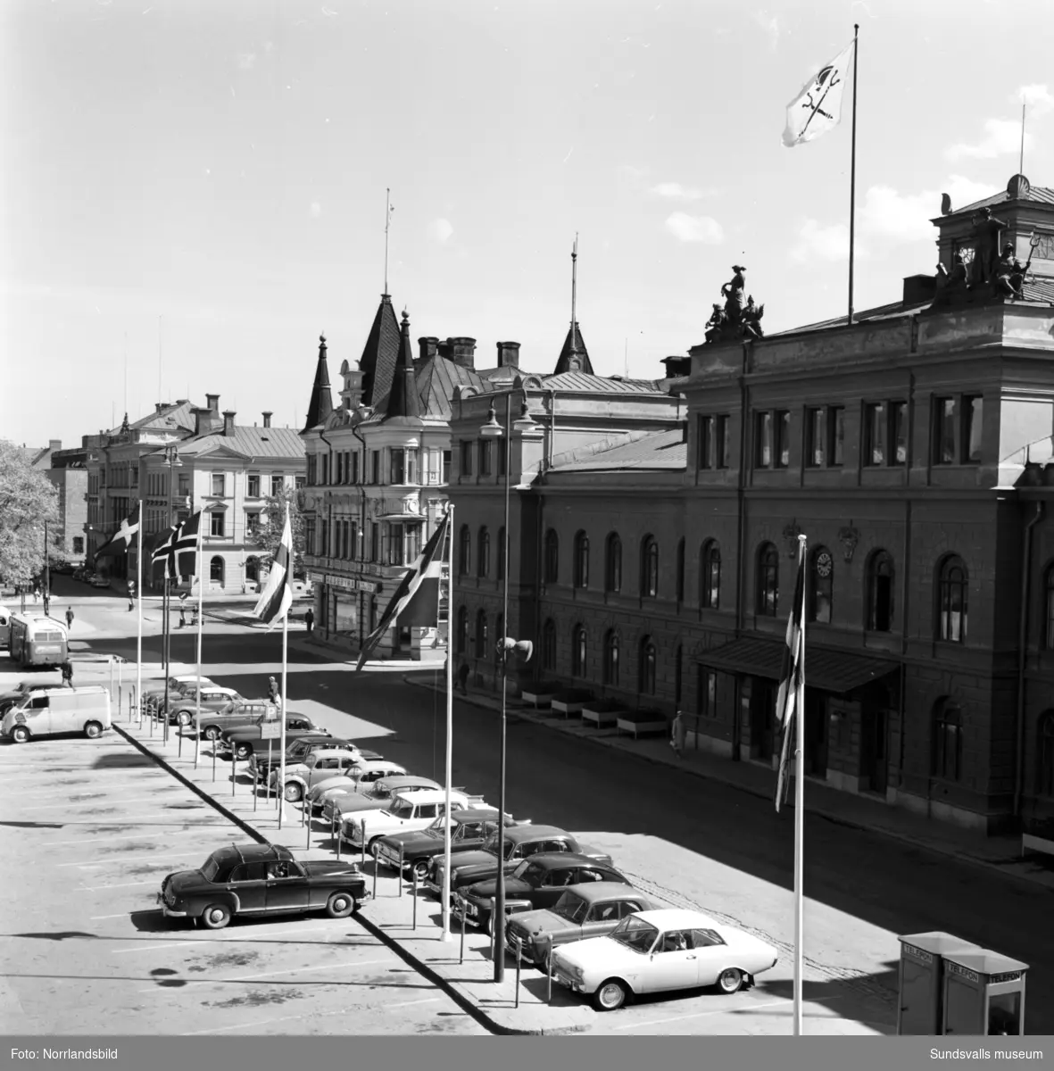 Översiktsbilder över Stora torget med omkringliggande byggnader fotograferat från Hirschska huset.