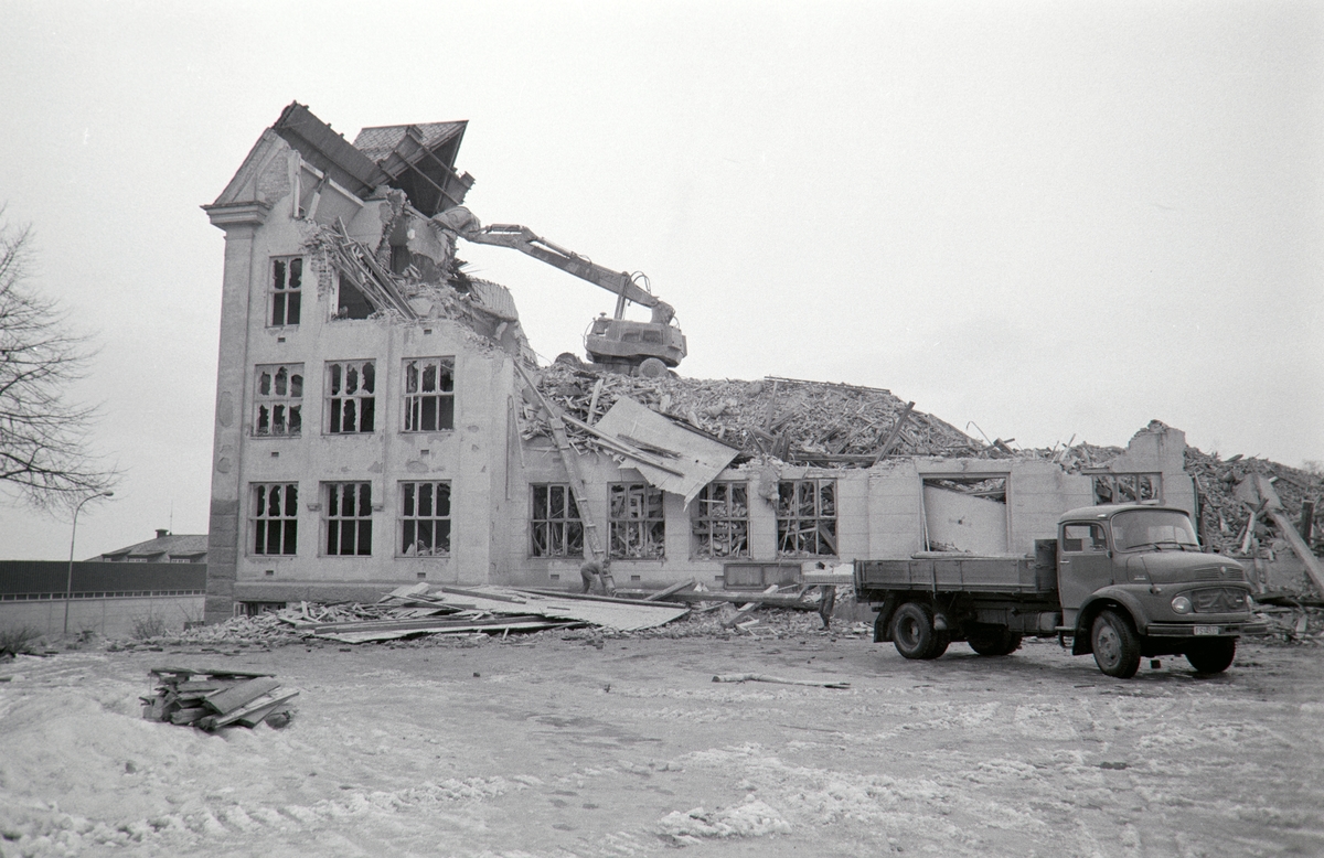 Hamar katedralskole rives, gravemaskin.