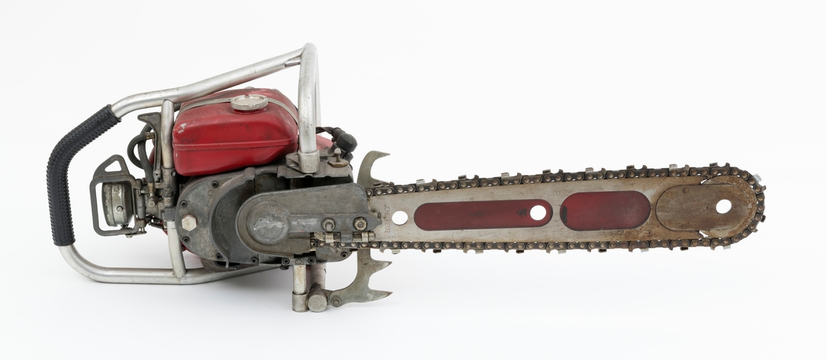 Motorsag av typen Jonsered Raket XD med sverd, påmontert barkstøtte og skovltannkjede. (Barkstøtten brukes fortrinnsvis til kapping av større stokker og ved felling av større trær.)  Saga ser for registrator ut til å være komplett. Det bakre håndtaket er polstret med med svart gummi for å gi brukeren et godt grep.  
Saga er utstyrt med innsprøytiningspumpe i stedet for forgasser. 


Ut fra  medfølgende lapp til saga og andre kilder har saga disse tekniske spesifikasjonene:
Sylindervolum/slagvolum: 85 kubikkcentimeter.
Ytelse: 5,1 hestekrefter ved 6650 omdreininger per minutt. [Også oppgitt til 5,5 HK ved 5500 omdreininger per minutt]
Vekt: 12,2 kg [har også oppgitt en vekt på 12,6 kg, forskjellen kan skyldes veiing med tomme eller fulle olje- og drivstofftanker og ulike sverdtyper]
Den trenger oljeblandet drivstoff i blandingsforholdet 1:20.
Bensintanken rommer 1,10 liter mens oljetanken har et volum på 0,15 liter.
Saga kan utstyrers med sverd fra 15  til 24 tommer.