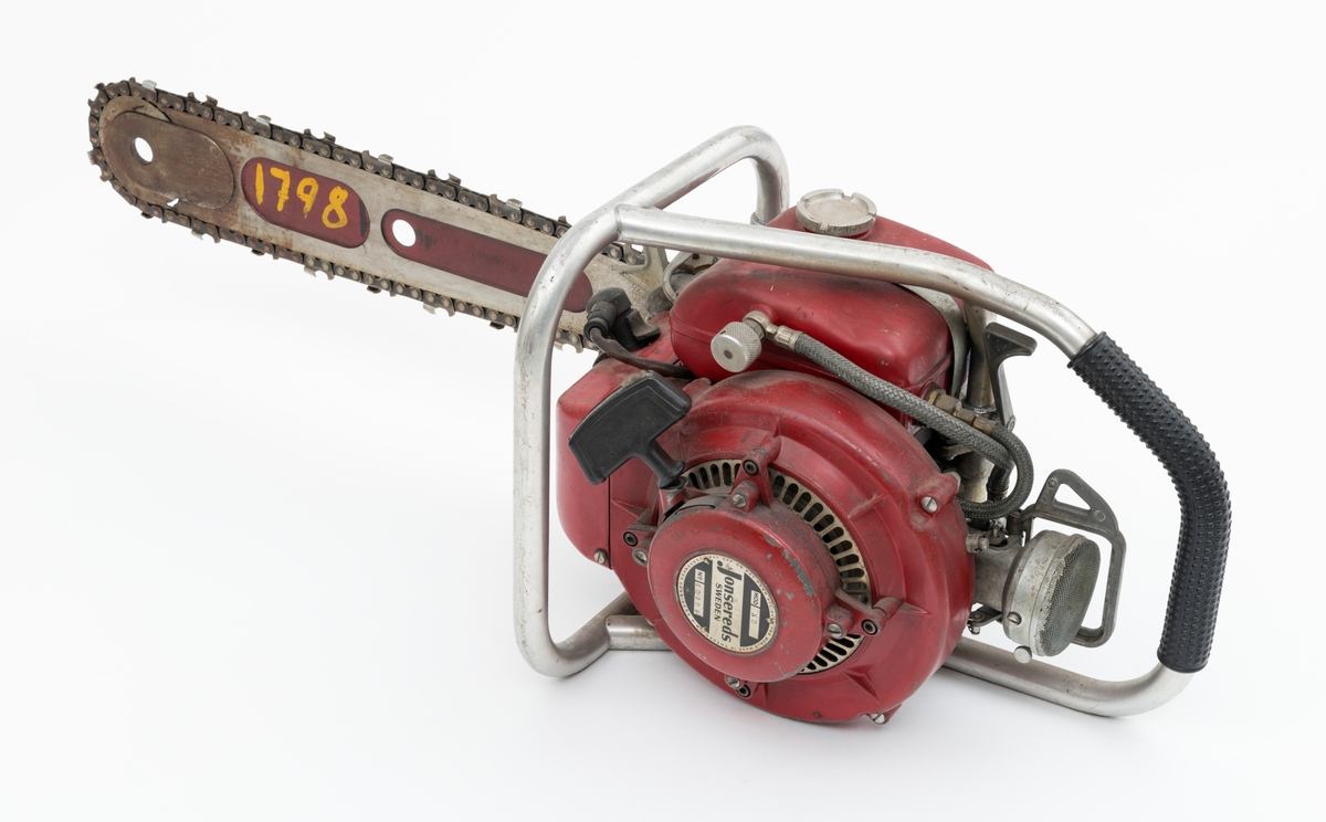 Motorsag av typen Jonsered Raket XD med sverd, påmontert barkstøtte og skovltannkjede. (Barkstøtten brukes fortrinnsvis til kapping av større stokker og ved felling av større trær.)  Saga ser for registrator ut til å være komplett. Det bakre håndtaket er polstret med med svart gummi for å gi brukeren et godt grep.  
Saga er utstyrt med innsprøytiningspumpe i stedet for forgasser. 


Ut fra  medfølgende lapp til saga og andre kilder har saga disse tekniske spesifikasjonene:
Sylindervolum/slagvolum: 85 kubikkcentimeter.
Ytelse: 5,1 hestekrefter ved 6650 omdreininger per minutt. [Også oppgitt til 5,5 HK ved 5500 omdreininger per minutt]
Vekt: 12,2 kg [har også oppgitt en vekt på 12,6 kg, forskjellen kan skyldes veiing med tomme eller fulle olje- og drivstofftanker og ulike sverdtyper]
Den trenger oljeblandet drivstoff i blandingsforholdet 1:20.
Bensintanken rommer 1,10 liter mens oljetanken har et volum på 0,15 liter.
Saga kan utstyrers med sverd fra 15  til 24 tommer.