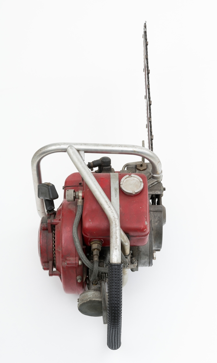 Motorsag av typen Jonsered Raket XD med sverd, påmontert barkstøtte og skovltannkjede. (Barkstøtten brukes fortrinnsvis til kapping av større stokker og ved felling av større trær.)  Saga ser for registrator ut til å være komplett. Det bakre håndtaket er polstret med med svart gummi for å gi brukeren et godt grep.  
Saga er utstyrt med innsprøytiningspumpe i stedet for forgasser. 


Ut fra  medfølgende lapp til saga og andre kilder har saga disse tekniske spesifikasjonene:
Sylindervolum/slagvolum: 85 kubikkcentimeter.
Ytelse: 5,1 hestekrefter ved 6650 omdreininger per minutt. [Også oppgitt til 5,5 HK ved 5500 omdreininger per minutt]
Vekt: 12,2 kg [har også oppgitt en vekt på 12,6 kg, forskjellen kan skyldes veiing med tomme eller fulle olje- og drivstofftanker og ulike sverdtyper]
Den trenger oljeblandet drivstoff i blandingsforholdet 1:20.
Bensintanken rommer 1,10 liter mens oljetanken har et volum på 0,15 liter.
Saga kan utstyrers med sverd fra 15  til 24 tommer.