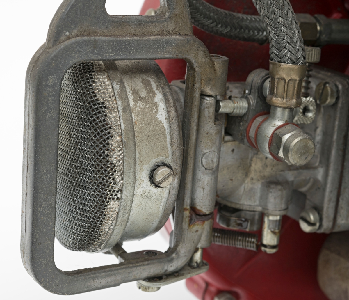 Motorsag av typen Jonsered Raket XD med sverd, påmontert barkstøtte og skovltannkjede. (Barkstøtten brukes fortrinnsvis til kapping av større stokker og ved felling av større trær.)  Saga ser for registrator ut til å være komplett. Det bakre håndtaket er polstret med med svart gummi for å gi brukeren et godt grep.  
Saga er utstyrt med innsprøytiningspumpe i stedet for forgasser. 


Ut fra  medfølgende lapp til saga og andre kilder har saga disse tekniske spesifikasjonene:
Sylindervolum/slagvolum: 85 kubikkcentimeter.
Ytelse: 5,1 hestekrefter ved 6650 omdreininger per minutt. [Også oppgitt til 5,5 HK ved 5500 omdreininger per minutt]
Vekt: 12,2 kg [har også oppgitt en vekt på 12,6 kg, forskjellen kan skyldes veiing med tomme eller fulle olje- og drivstofftanker og ulike sverdtyper]
Den trenger oljeblandet drivstoff i blandingsforholdet 1:20.
Bensintanken rommer 1,10 liter mens oljetanken har et volum på 0,15 liter.
Saga kan utstyrers med sverd fra 15  til 24 tommer.